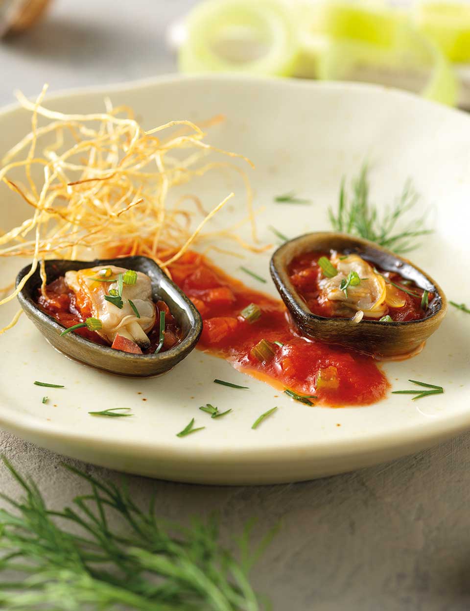 Clam con vongole su acqua di pomodoro