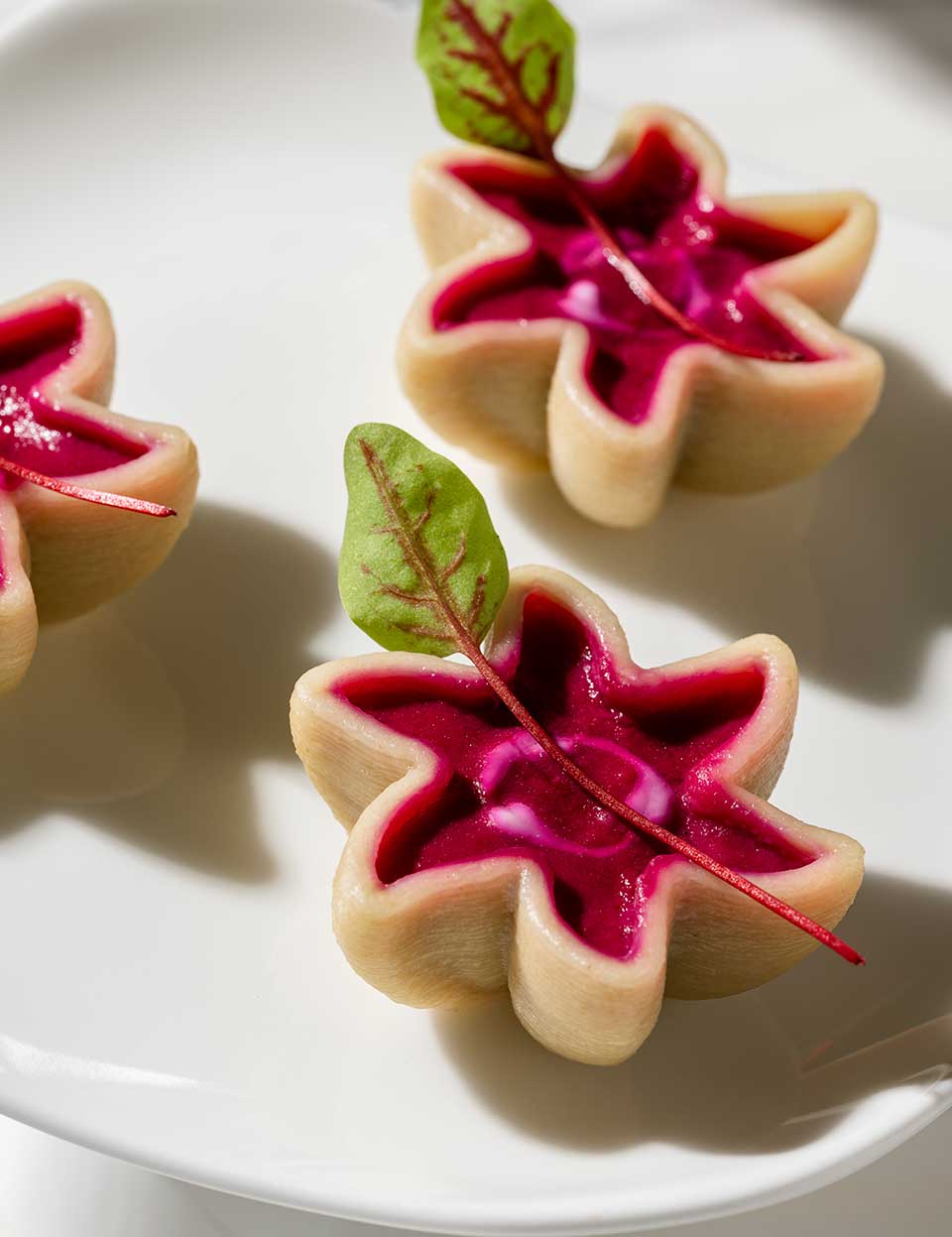 Wind con crema di barbabietola, crème fraîche e foglioline di acetosa